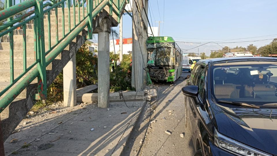 Camión urbano se impacta contra un poste y deja 12 lesionados en Guadalupe.