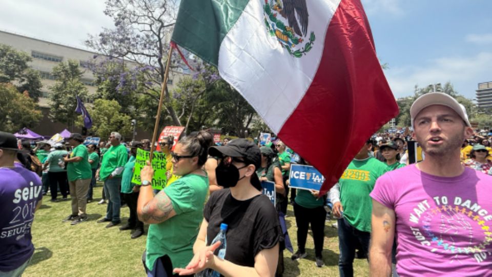 Protesta contra las redadas migratorias este lunes, en el centro de Los Ángeles.