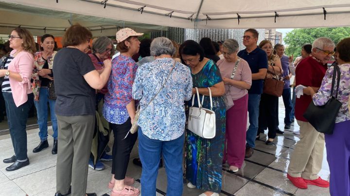 Pese a la lluvia, maestros jubilados mantienen plantón afuera de Isssteleón en Monterrey