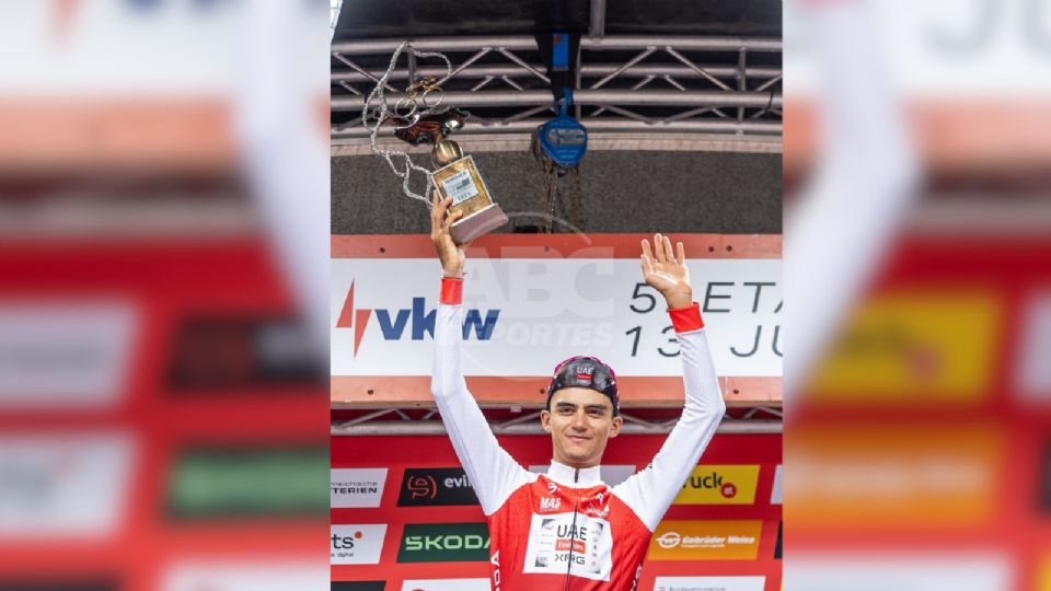 Isaac del Toro, firme y triunfante, tras cerrar la Vuelta a Austria como líder absoluto.