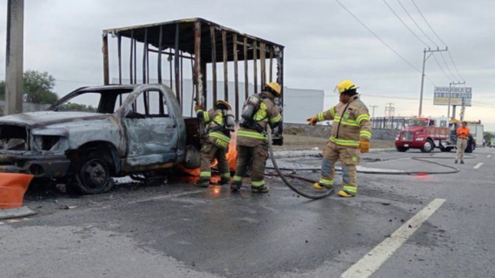 Fuego consume camión en autopista Monterrey al Aeropuerto Internacional; hay un herido