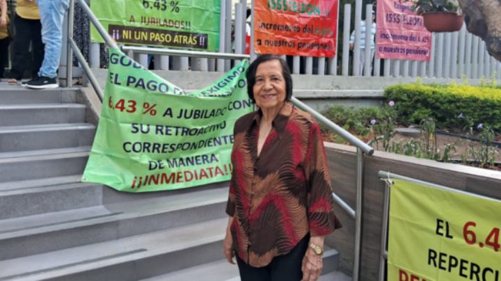 Denuncian maestros jubilados a líder sindical por pactar con autoridades