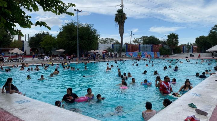 Familias aprovechan el domingo para refrescarse en el Parque España