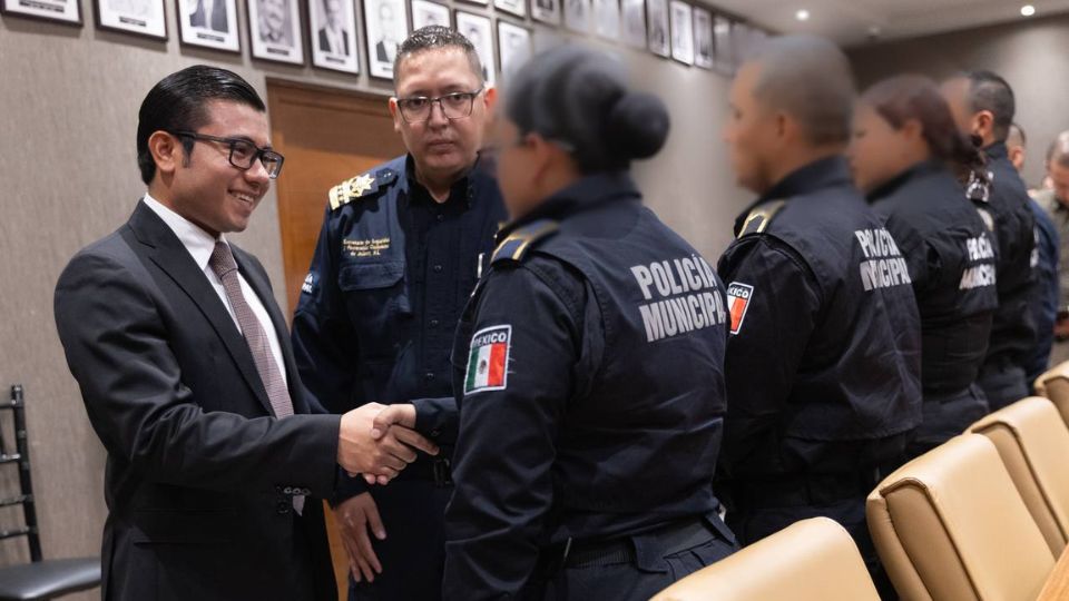 Reconoce Félix Arratia a policías de Juárez, NL por valentía en actos de servicio.