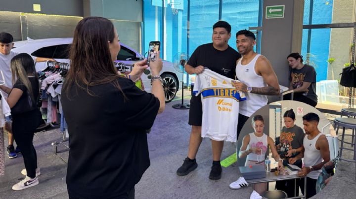 Javier Aquino firma camisetas de Tigres en closet sale organizado por su esposa Andrea Garza