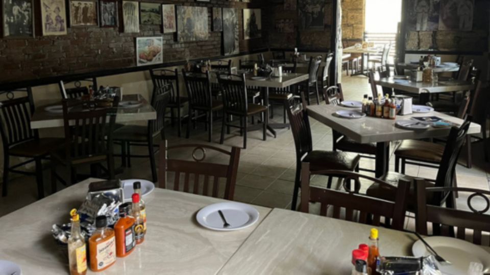 Restaurante La Anacua en la penumbra.