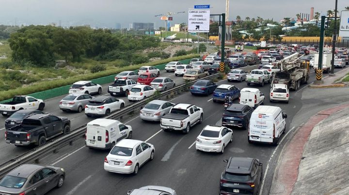 Tráfico y larga espera: Colapsa avenida Constitución por cierre de carril exprés