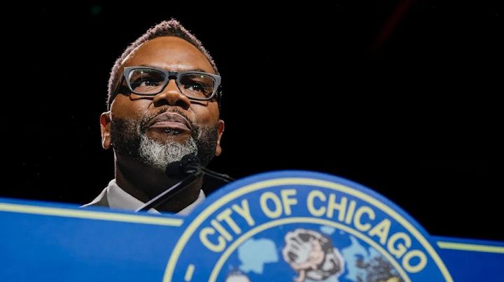 Alcalde de Chicago prohíbe colaboración con agentes federales ante posible militarización