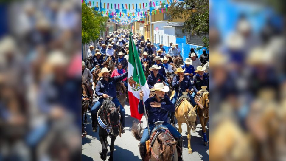 El alcalde de Agualeguas encabezó una multitudinaria cabalgata.