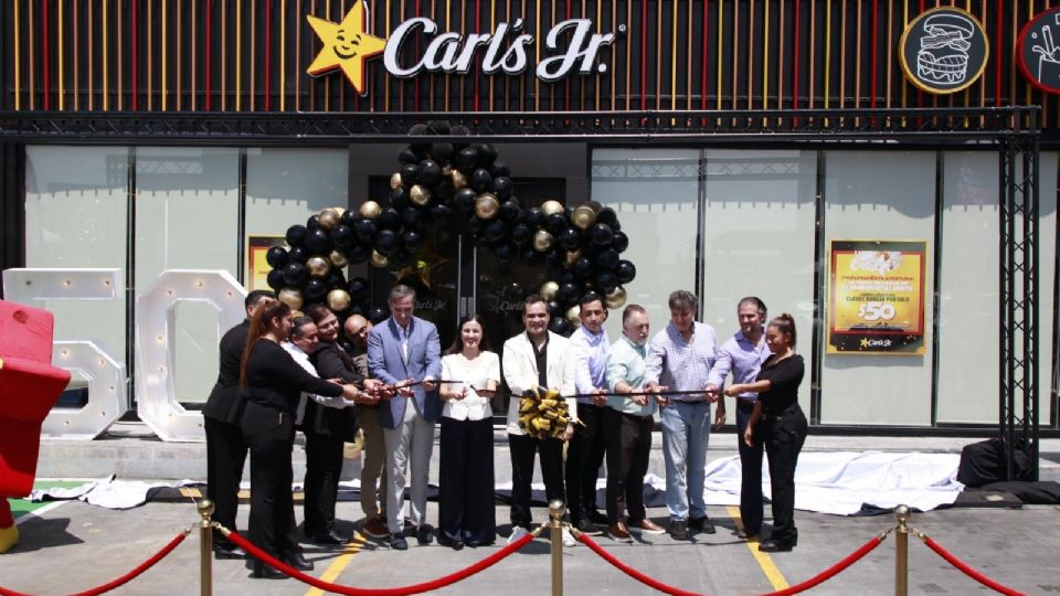 Autoridades y directivos encabezaron el corte de listón de la tienda #50.