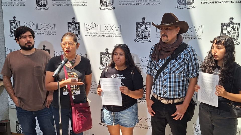 Activistas en el Congreso de Nuevo León.
