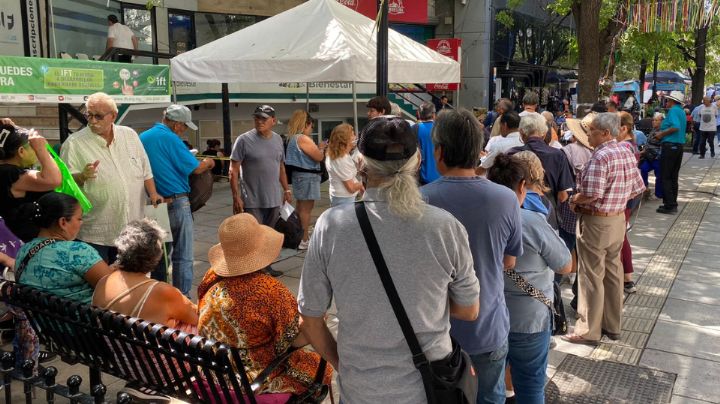 Pensión Bienestar: Adultos mayores esperan hasta 30 minutos para cobrar en Monterrey