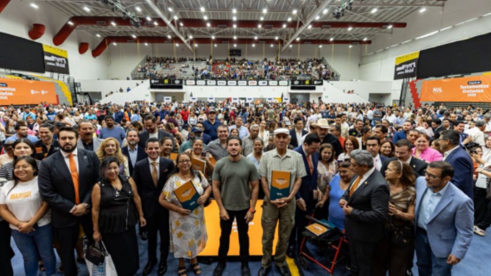 Asistentes a la brigada de testamentos en Monterrey.