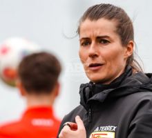 Marie-Louise Eta, nueva entrenadora del Unión Berlín, dirige su primer entrenamiento