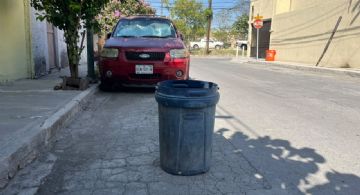 Vecinos violan la ley al apartar lugares de estacionamiento en NL