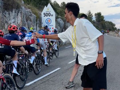 Isaac Del Toro acompaña a Romina Hinojosa en el cierre histórico del Tour de Francia Femenino
