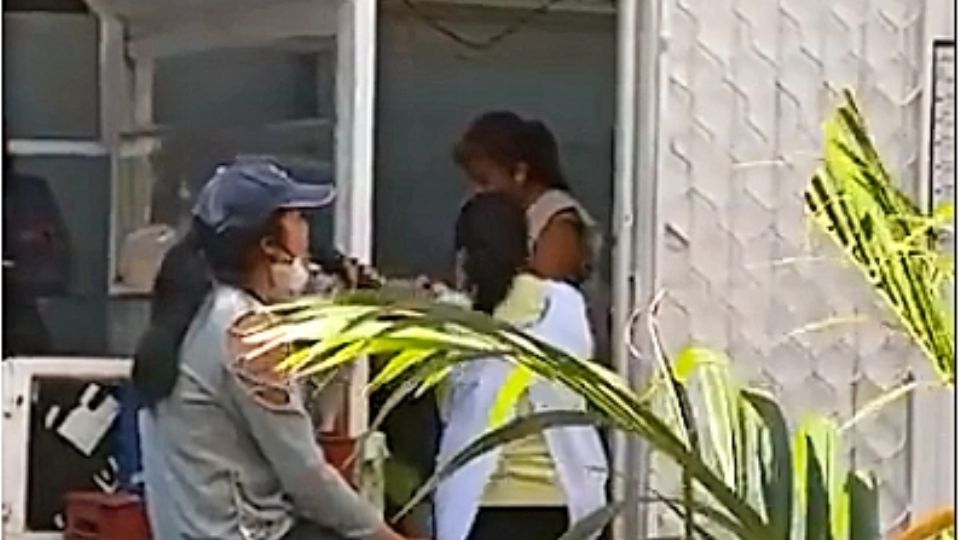 Joven cantando en puesto de tacos de la CDMX. Foto: Especial