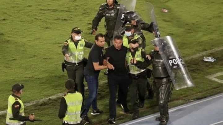 Afición de América de Cali intenta agredir a Juan Carlos Osorio