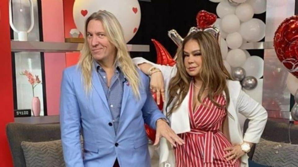 Javier Ceriani y Elisa Beristain conducen 'Chisme No Like'