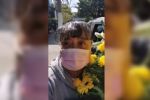 Mujer lleva flores para su tía fallecida; creen que son para 'Chente'