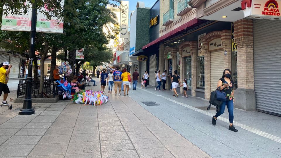 Personas caminando en el paseo comercial Morelos del centro de Monterrey. Foto: Archivo / Protección Civil Nuevo León
