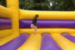 Mueren cinco niños al caer de castillo inflable que se elevó con el viento