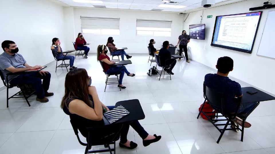 Alumnos acuden a clases presenciales. Foto: Archivo