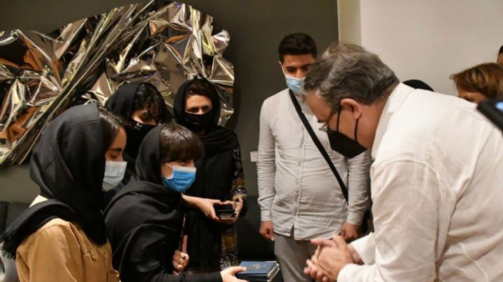 'México salvó nuestras vidas', dice mujer afgana al salir de Kabul