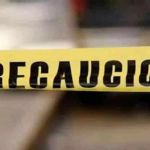 Choca transporte de personal y camión urbano en el centro