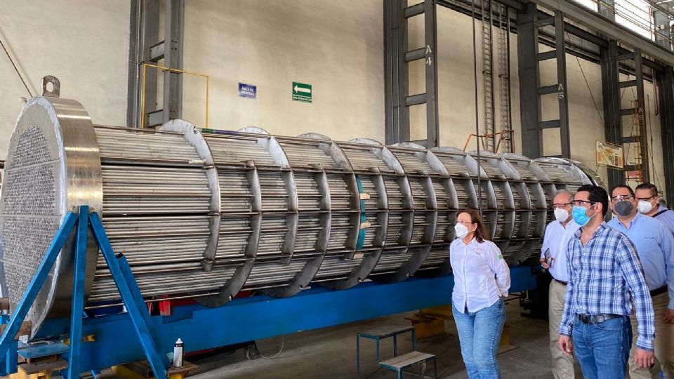 La titular de la Secretaría de Energía, Rocío Nahle inspeccionando los equipos que se construyen en Apodaca.