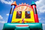 Mueren 2 niñas en España; castillo inflable se levantó tras fuertes vientos