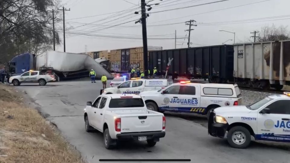 Accidente vial protagonizado por un tráiler y un tren.