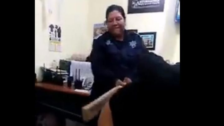 Exhiben a oficial dándole ‘tablazos’ a detenido