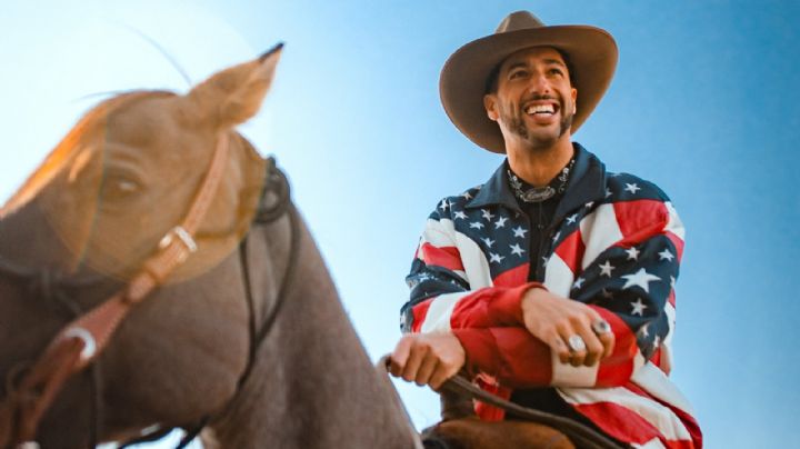 Ricciardo llega a caballo al paddock del GP de Estados Unidos