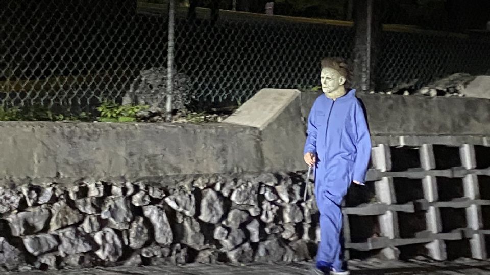 Hombre disfrazado de Michael Myers.