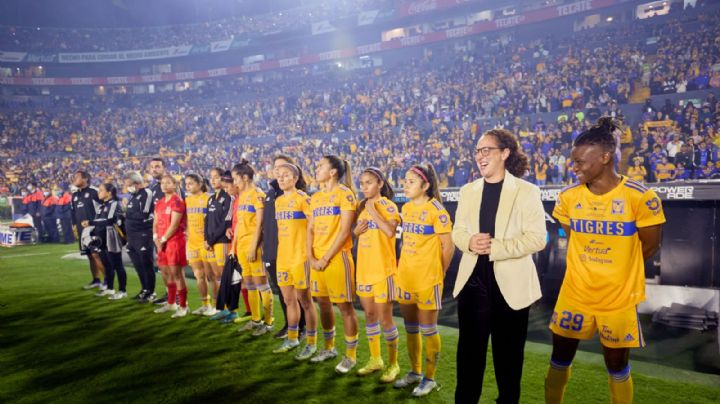 Jugadoras de Tigres Femenil se rinden ante Carmelina Moscato