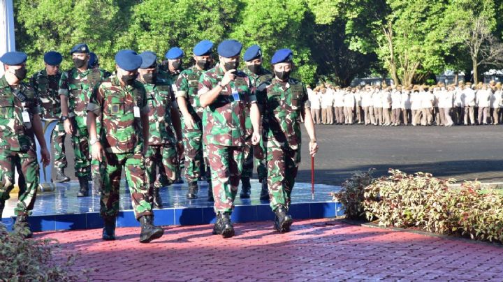 Indonesia encarcela a dos soldados por sostener relaciones