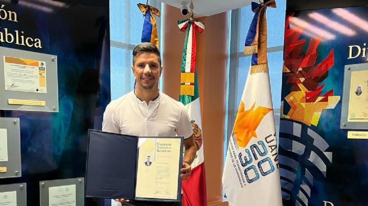 Jesús Molina recibe título en FACDYC