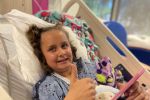 Niña se enfrenta a un tiburón y evita que le arranque el pie, en Florida