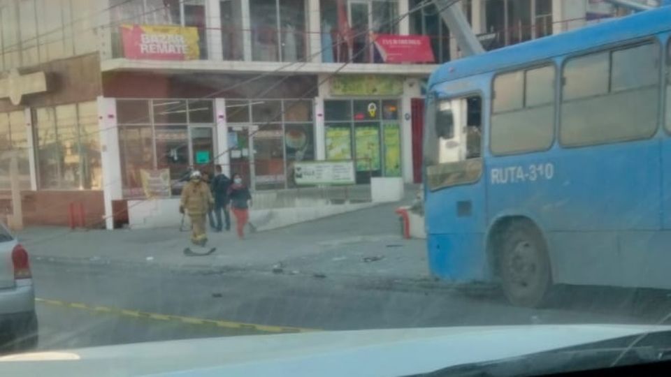 La unidad de transporte urbano de la rusa 310 se impactó contra un poste de luz en garcía