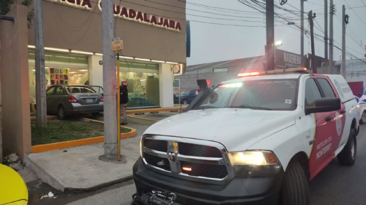 Vehículo choca y termina dentro de una farmacia en Monterrey