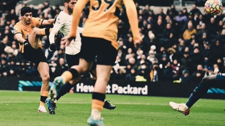 Raúl Jiménez anota ante Tottenham