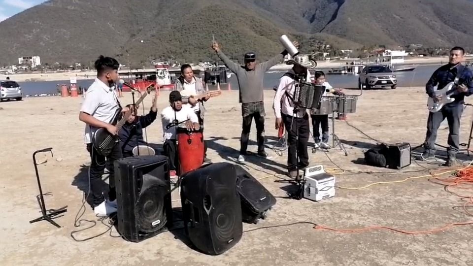 Grupo musical en la Presa 'La Boca'