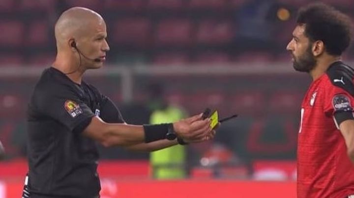 Harto de las protestas, árbitro le da sus tarjetas a Mohamed Salah para que pite