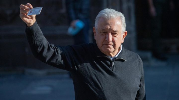 Revocación de Mandato: AMLO acude a votar