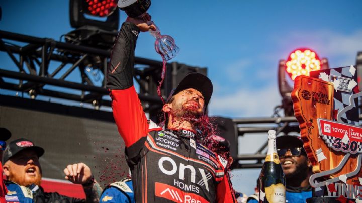 Daniel Suárez se convierte en el primer mexicano en ganar la NASCAR