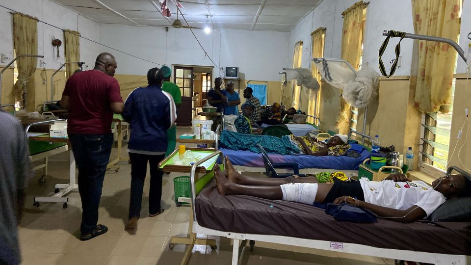 Las víctimas del atentado con bomba durante una misa católica en la iglesia católica St. Francis reciben tratamiento en el Hospital Católico St. Louis, en Owo, Nigeria. Foto: REUTERS / Stringer