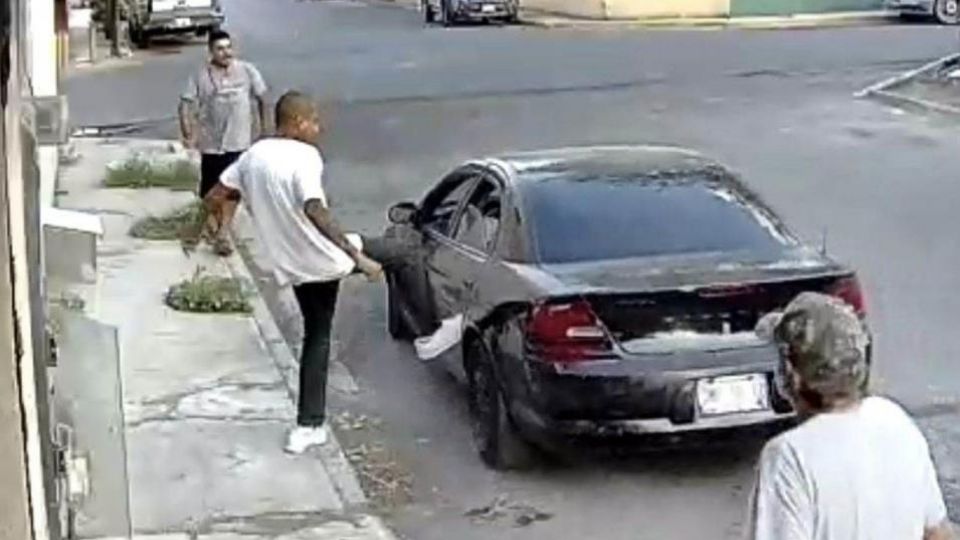 Cuatro vecinos trataron de retener al agresor de la niña.