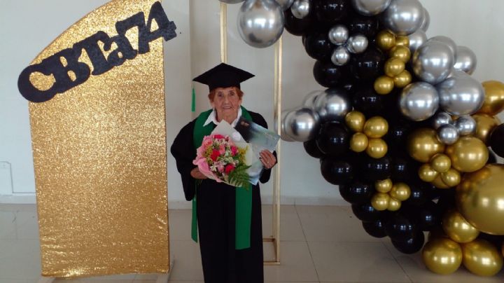 Abuelita de 84 años termina el bachillerato en Cadereyta