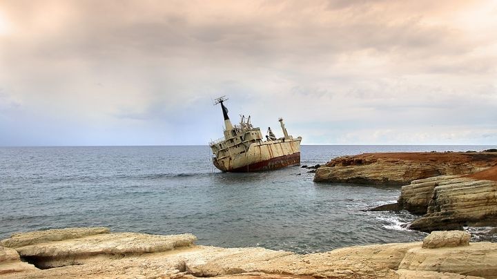 Mueren 20 personas tras volcadura de barco en Pakistán